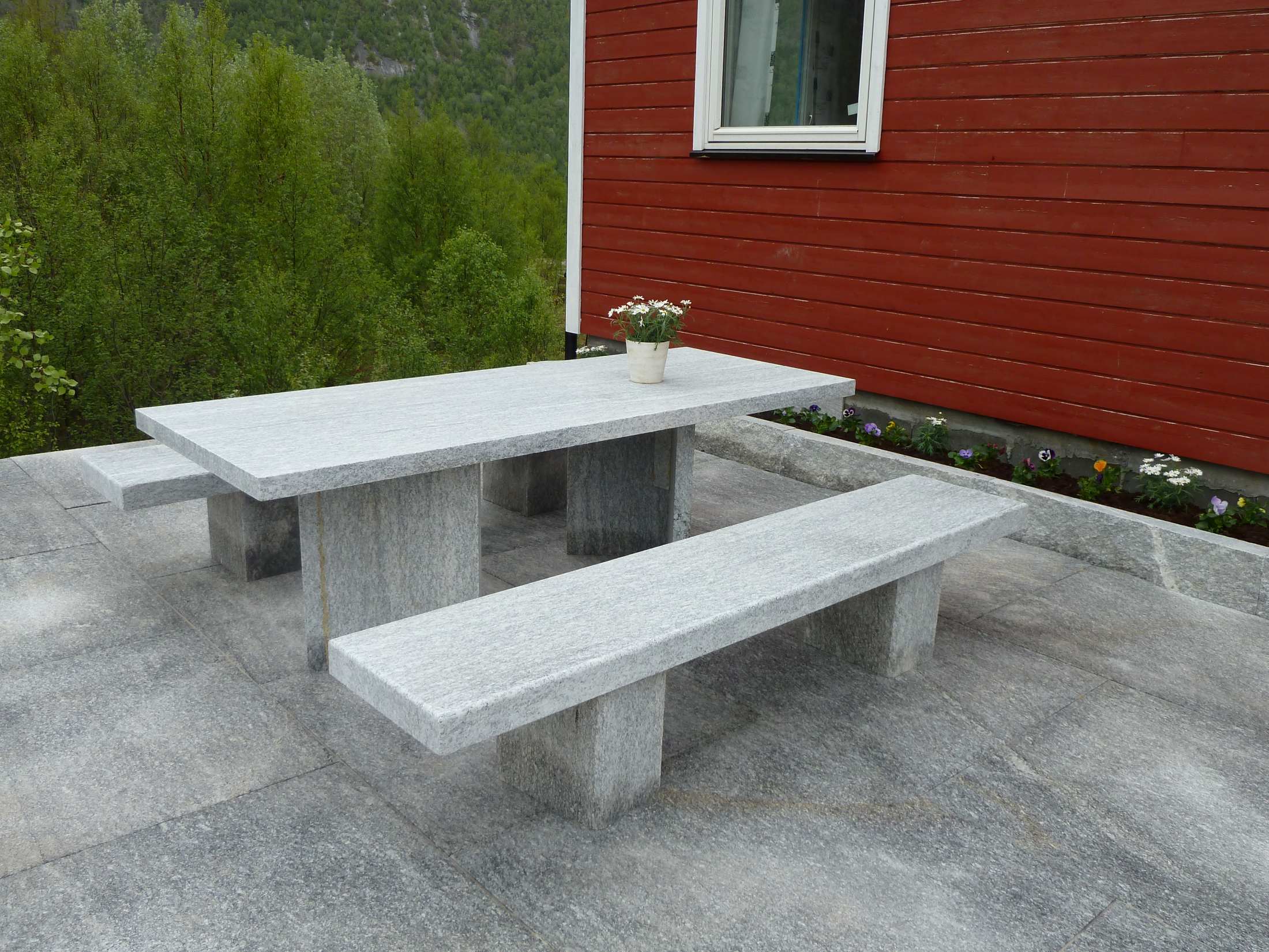 Benk av granitt med trekasse